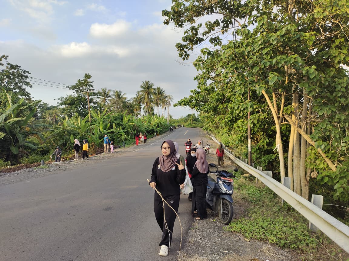 Pemdes Mario Laksanakan Jumat Bersih di Jalan Poros Desa